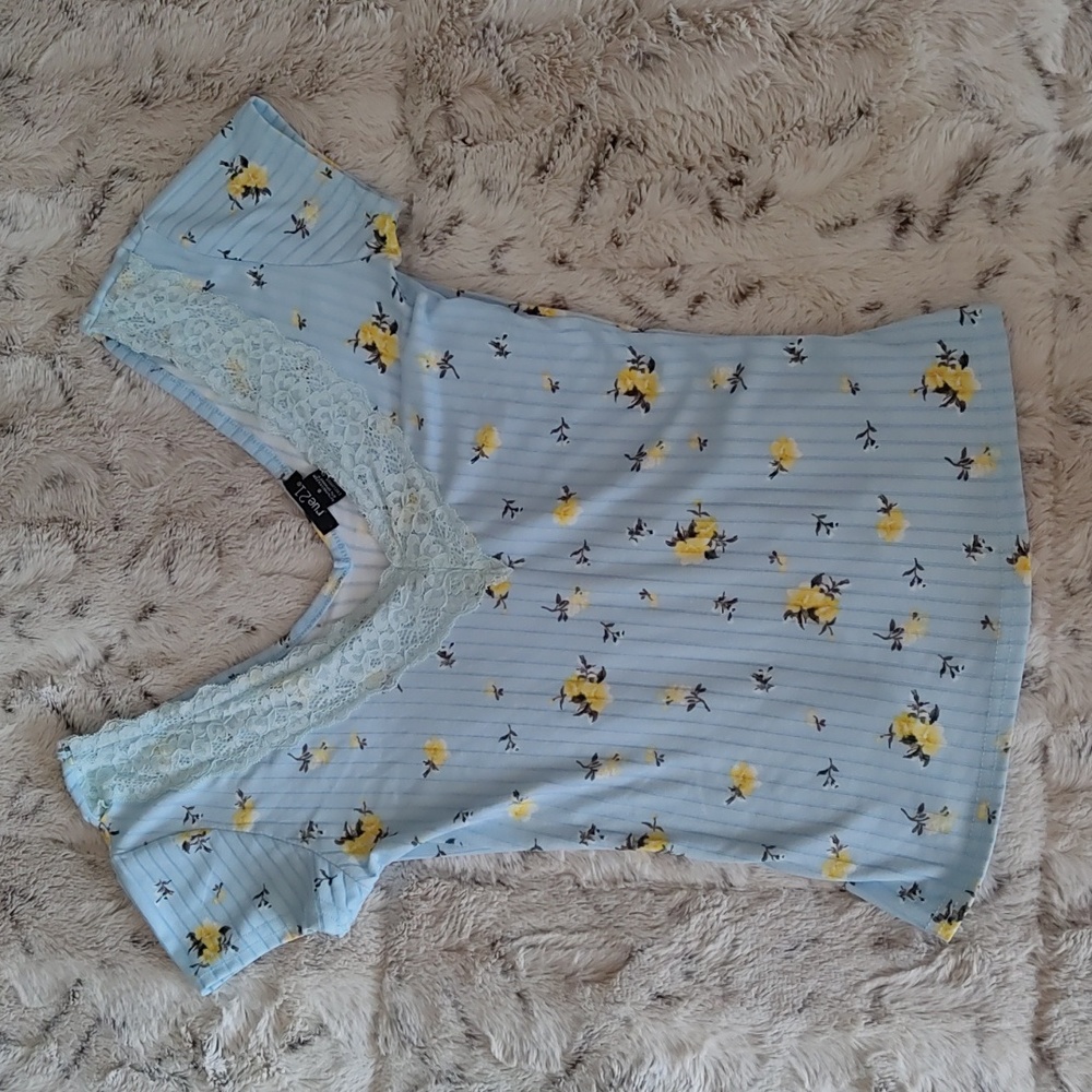 Rue21 floral vneck with lace neckline